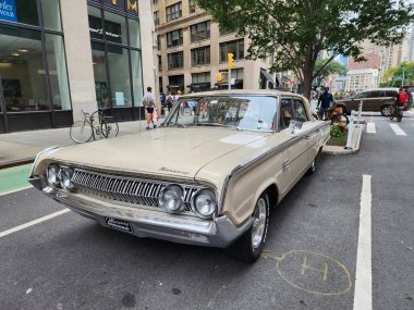 New York City, ABD - 17 Ağustos 2023: Mercury Montclair 1964 model araba sokağa park edilmiş, köşe manzaralı.