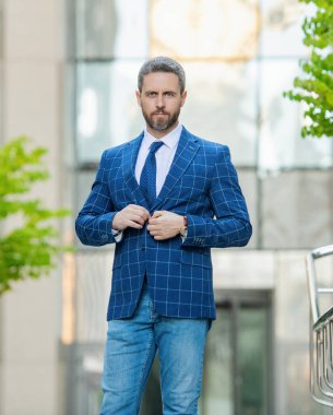 Üst düzey yönetici, politikacı. Takım elbiseli zengin adam. Dışarıda başarılı bir iş adamı. İş görüşmesinden önce şehirde başarılı bir iş adamı. İş adamının iş başarısı. Takım elbiseli bir iş adamı. İleri görüşlü patron..