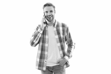 Bir adamın telefon görüşmesinin fotoğrafı. Beyazlar tarafından izole edilmiş bir adam arıyor. Stüdyoda telefon görüşmesi yapan bir adam. Adamın arka planda telefon görüşmesi var..