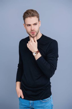 Eli kollu bir adam. Kol saatini gösteren bir adam. Zaman dakikliği. Lüks kol saati olan adamlar. Zaman Aksesuarı. Millennial yakışıklı adam kol saatini gösteriyor. Erkekler için moda aksesuarı. Erkek moda aksesuarı.