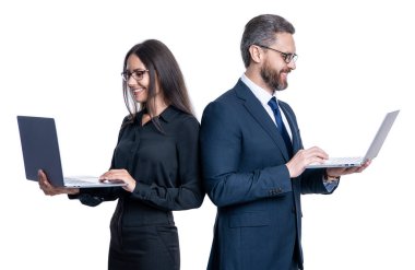 Çevik iş. Uzaktan kumandalı. Patron ve çalışanı dizüstü bilgisayar kullanıyor. Beyazlar üzerinde izole iş adamları. Uzaktan kumanda devrede. Meşgul iş arkadaşları. Satış rakamları.