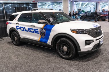 New York City, ABD - 27 Mart 2024: Ford Explorer MTA polis arabası New York Uluslararası Otomobil Fuarı, yan görüş.