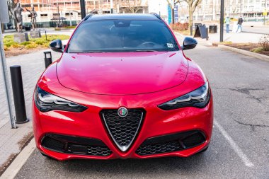 New York City, ABD - 31 Mart 2024 Alfa Romeo Stelvio Veloce lüks kırmızı araba açık havada, üst manzara.