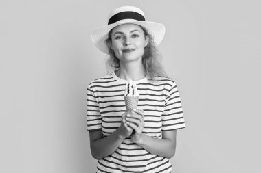Sarı renkli tatlı külahlı pozitif yaz kadını. Stüdyoda tatlı külahlı yaz kadını. Arka planda tatlı konisi olan yaz kadını. Retro şapkalı tatlı külahlı yaz kadını fotoğrafı..
