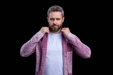 Şık, olgun, modaya uygun erkek giyim tarzı giyinen İspanyol adam siyahlara izole edilmiş..