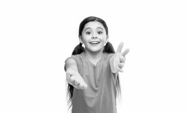 Stüdyoda temizlikçi kız, seçici odaklanma. Temizlikçi kız arka planda. Temizlikçi kızın fotoğrafı. Temizlikçi kız beyazı izole etmiş..