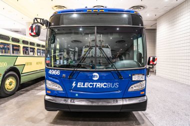 New York City, ABD - 27 Mart 2024: MTA Yeni Flyer Xcelsior XD60 elektrikli otobüs New York Uluslararası Otomobil Fuarı, ön manzara.