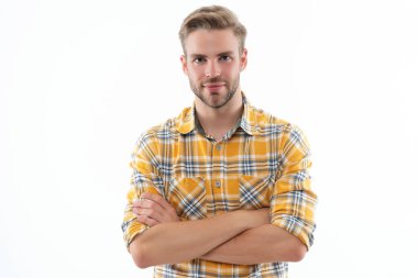 Kafkasyalı sıradan bir adam. Kareli tişörtlü adam beyazda izole edilmiş. Şık saç stili olan şık bir adam. Moda erkek tarzı. Normal erkek stili. Yüz portresi. Yakışıklı ve kendinden emin..