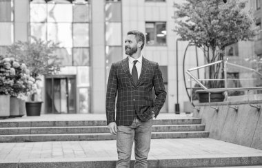 Kentsel altyapıda iş CEO 'su. İş CEO 'su sokakta ceket giyiyor. İş CEO 'sunun kravatlı fotoğrafı. İş CEO 'su..