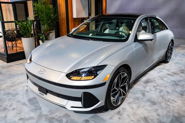 Нью-Йорк, США - 27 марта 2024 года: электромобиль Hyundai IONIQ 6 на Нью-Йоркском международном автосалоне, вид с угла.