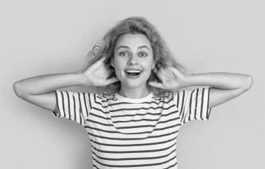 Şaşkın kızıl kız sarı arka planda izole edilmiş sesi duyuyor. Genç kızıl saçlı kız stüdyoda sesler duyuyor. Yetişkin kızıl kız duyuyor musun.