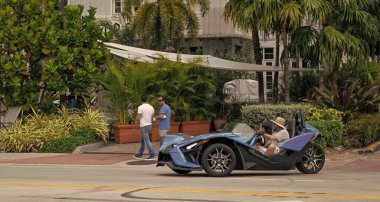 Miami Beach, Florida USA - 19 Mart 2021: Miami 'de mavi polaris sapanı, yan görüş. Üç tekerlekli motosiklet..