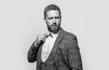 Smokinli adamın yüzü gri arka planda izole edilmiş. Stüdyodaki smokinli adam. Smokin giyen adamın fotoğrafı. Erkekler smokin giyer..