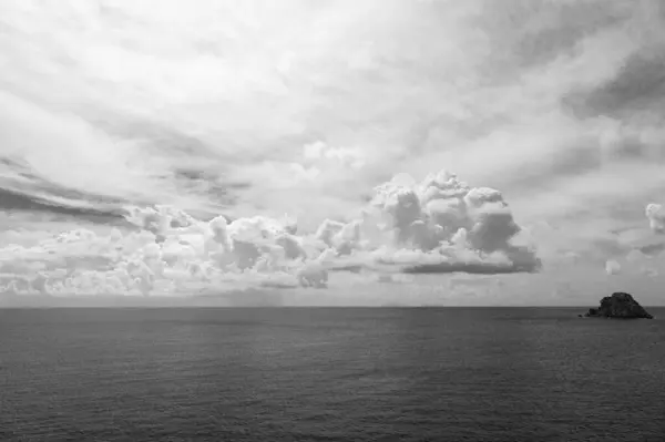 Peisaj Pitoresc Oceanelor Mare Insulă Mică Stâncoasă Apa Oceanului Mare Fotografie de stoc
