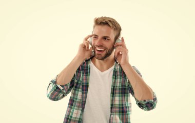 Neşeli adam stüdyoda müzik dinler. Adamın fotoğrafı. Müziği dinle. Beyazların izole edilmiş müziğini dinle. Adam arka planda müzik dinliyor.