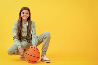 Genç kızlar basketbol oyunlarına bayılır. Basketbolda başarılı genç bir kız. Genç kız basketbolcu. Basketbol sporu tutkusu. Genç sporcu kız. Alan reklamını kopyala.