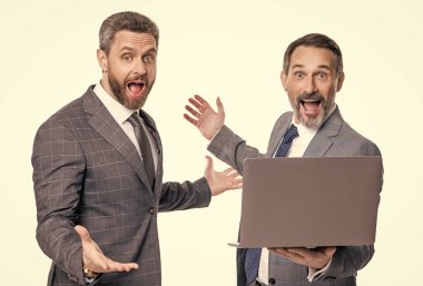 İşletme bilgisayarında serbest çalışmak. Serbest çalışan işadamları beyazları izole ediyor. İletişim. Serbest çalışan adamlar internete yüklüyor. Çevrimiçi çalışan serbest çalışan. İş adamları serbest çalışmak için dizüstü bilgisayar kullanır. Uzak işgücü.