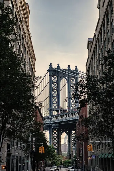 Manhattan, New York City ABD - 15 Temmuz 2023: Manhattan Köprüsü Canal Street 'te Manhattan' ı Brooklyn şehir merkeziyle birleştiren Manhattan Köprüsü.