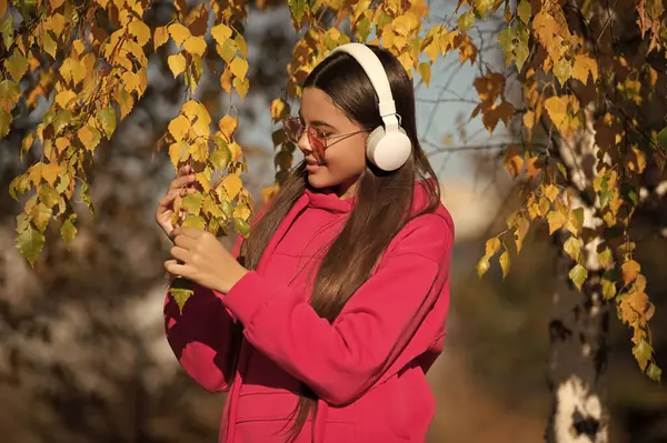 Szczęśliwa Nastolatka Jesiennym Spacerze Słuchając Muzyki Młoda Dziewczyna Jesiennym Stylu Obraz Stockowy