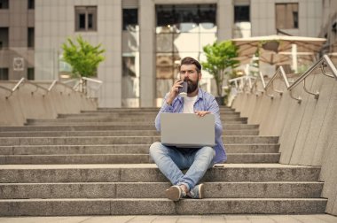 Freelancer 'ın dizüstü bilgisayarında videosu ve reklamı var. Freelancer 'ın dışarıda görüntülü görüşmesi var. Freelancer 'ın kahve molasında video görüşmesi var. Man Freelancer 'ın dışarıyla görüntülü görüşmesi var..