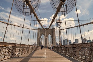 New York City, ABD - 12 Mayıs 2023: İnsanlar New York 'ta Manhattan' daki Brooklyn Köprüsü 'nde yürür..
