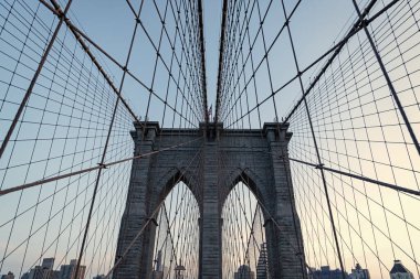 Metropolis şehrinin mimarisi. Brooklyn Köprüsü. New York mimarisi. Brooklyn Köprüsünden Manhattan 'a. Brooklyn Köprüsü 'nün şehir mimarisi simgesi. Köprü tasarımını askıya al.