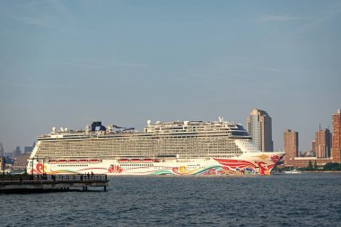 New York, ABD - 13 Haziran 2023: New York 'ta Manhattan' a giden Norveçli bir gemi. New York Manhattan 'ın Skyline' ı Hudson Nehri yolcu gemisi NCL 'de seyrediyor..