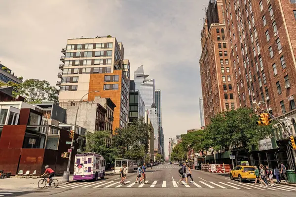 New York City, ABD - 05 Ağustos 2023: W 23. Cadde ve 10. Cadde kavşağı, şehir manzaralı.