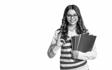 Okuldaki genç kız çalışmalarının fotoğrafı, tamam. Okuldaki genç kız çalışmaları beyazlar üzerinde izole edilmiş. Stüdyoda okuyan genç bir kız. Okulda okuyan genç bir kız..