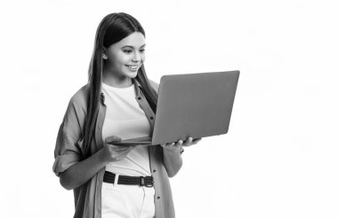Pozitif kız online alışveriş için dizüstü bilgisayar kullanıyor. İnternetten alışveriş yapan genç bir kız. İnternetten kız alışverişi. Genç kızın internette beyaz arka planda dizüstü bilgisayarla alışverişi var..