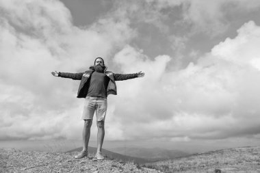 Özgür adamın fotoğrafı dağda özgürlüğü ifade ediyor, uzayı kopyalıyor. Özgür adam dışarıda özgürlüğünü ifade ediyor. Özgür adam özgürlüğünü dağın tepesinde ifade eder. Özgürlüğün uzunluğu özgürlüğünü ifade eder..