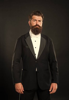 Smokinli sakallı iş adamı siyah arka planda, smokin.