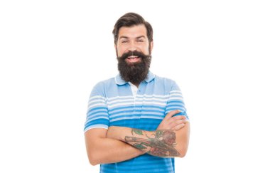 Kollarını kavuşturan mutlu sakallı adam. Sakallı, kendine güvenen bir adam. Tıraşsız adam beyazlar içinde..