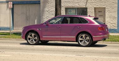 Miami Beach, Florida ABD - 15 Nisan 2021: Mor metalik Bentayga v8 2015 SUv, arka görüş.