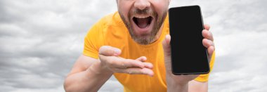 Akıllı telefon ekranını kopyalama alanı ile sunan adamın kırpılmış görünümü.