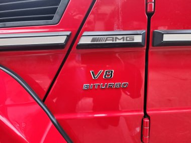 New York City, ABD - 10 Şubat 2024: 2013 Mercedes Benz G63 AMG V8 Biturbo kırmızı araba, yakın plan.