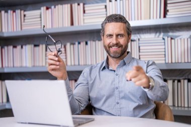 İşyerindeki uzaktan kumandalı insan ağı. Görüntüler konferansta. Esaslı bir kavram. İnsanoğlu için çevrimiçi webinar eğitimi. Webinar kursu çevrimiçi. Adam internette ders çalışıyor. Erkek için eğitim. Uzak öğrenme.