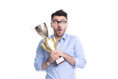 İş adamı. Beyazlar arasında başarılı bir toplantı. Gözlüklü başarılı bir iş adamı şampiyonluk kupasını tutuyor. İş ödülü ve başarı. İşadamı kazandı. İş başarısı. En iyi ödül.