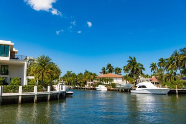 Yaz cennetinde tatil. Yazın lüks bir apartman dairesinde. Florida körfezine git. Rüya gibi bir tatil. Tropikal bir evde yaz tatili. Yat iskelesi olan lüks bir yazlık villa..