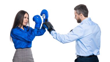 İş anlaşmazlıklarını çözen iki iş adamı, boks eldivenleriyle tartışıyor. Beyazlar üzerinde izole edilmiş, saygısız bir ifadeyle..