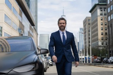 Lüks arabadaki sigorta acentesi. Başarılı bir araba satıcısı. Satış otomobili. Araba sigortası. Dışarıdaki iş adamı. Pahalı takım elbiseli bir satıcı. İş adamı araba kiraladı. Sokakta yürü..