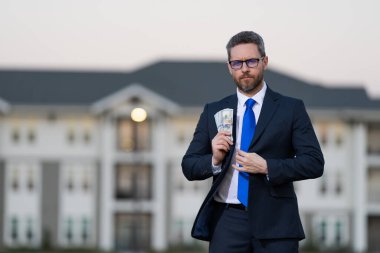 Kirala ya da yeni bir ev al. Ev sigortası. Emlak sigortası. Başarılı bir komisyoncu. Pankart. İpotek sigortacısı. Amerikalı satış müdürü. Ev satışında sigortacı. Paralı bir borsacı..