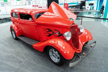 New York City, ABD - 27 Mart 2024: 1933 Ford Sedan Tudor retro araba kırmızı renk New York International Auto Show, yan görüş.