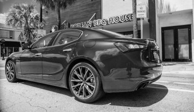 Miami, Florida ABD - 25 Mart 2023: kırmızı 2016 Maserati Ghibli S Q4 park halindeki araç, arka görüş.