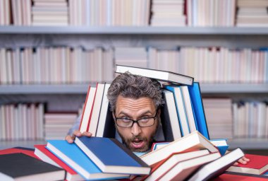 Bilgi günü. Okul sınavına hazırlan. Çok çalışan milenyum öğrencisi kitap okuyor. Bir mağazada ya da okul kütüphanesinde kitap okuyan çok çalışan bir öğrenci. Okulda edebiyat öğretmeni ve kitap. okul ölçeği.