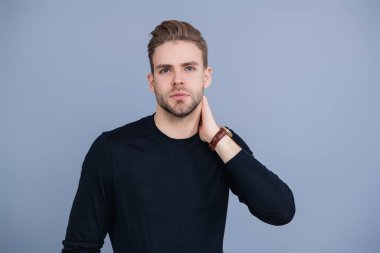 Milenyum karizmatik modeli. Erkeklerin güzelliği. Kendine güveni olan adam. Gündelik kazak giyen genç yakışıklı bir adam. Tıraşsız adam Griler 'de izole edilmiş. Şık saç kesimi olan bir adamın portresi. Manyetik Varlık.