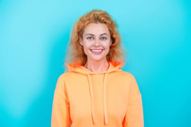 Sıradan kapüşonlu, şık, beyaz bir kadın. Modayla ilgilenen kız modaya uygun ve parlak görünüyor. Mavi üzerine kapüşonlu giyen kadın. Moda modeli. Şık kapüşonlu kızıl saçlı kız. Sportif şık.