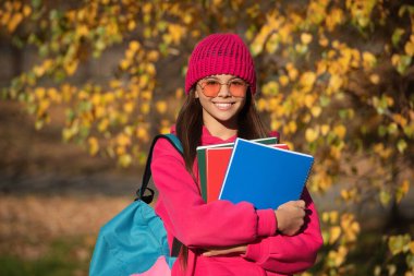 Sonbaharda liseli kız ders çalışıyor. Modern okulda eğitim. Sonbahar stili, okula giden genç bir kız. Bilgi ve eğitim. Eylül 'ün 1' inde, Eylül 'de sonbahar doğası. Eylül anıları.