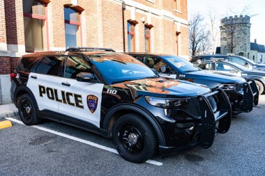 New York City, ABD - 25 Mart 2024 Dodge Durango Polis arabası dışarıda, köşe manzaralı.