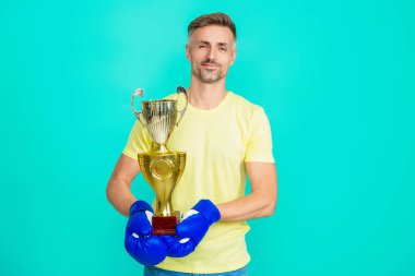 Boks şampiyonu. Spor başarısı ve zafer. Şampiyonlar kupası. Boks sporunu kazanan sporcu. Başarılı bir spor. Olgun boksör şampiyonu. Başarı kutlaması.